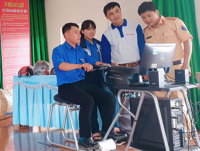 Tuyên truyền Luật Giao thông đường bộ cho đoàn viên thanh niên