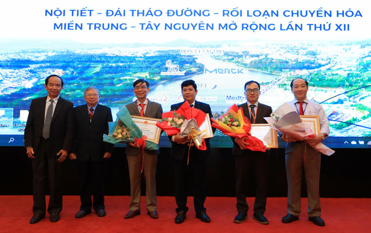 Hội Nội tiết - Đái tháo đường Việt Nam tặng bằng khen cho 5 tập thể xuất sắc