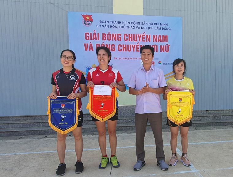 Ban tổ chức trao giải cho đội bóng chuyền hơi nữ