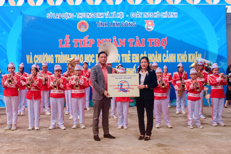 Tiếp nhận tài trợ và trao học bổng cho học sinh nghèo