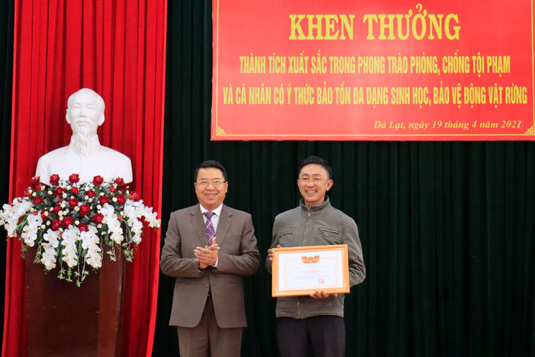 Tặng giấy khen cho người giải cứu Tê tê