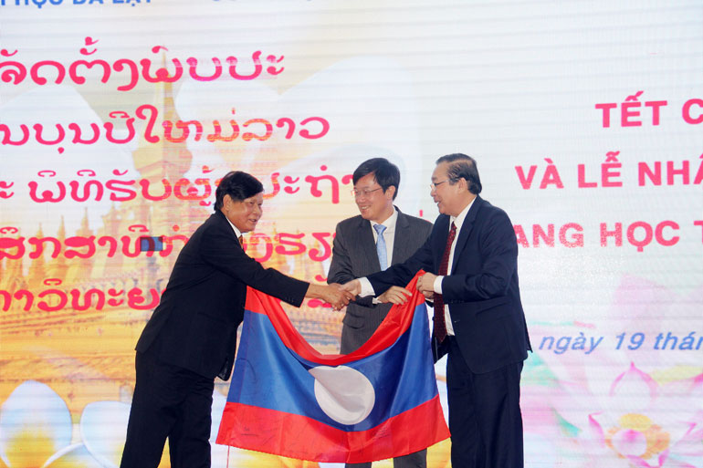 Trao cờ Tổ quốc Lào cho Trường Đại học Đà Lạt