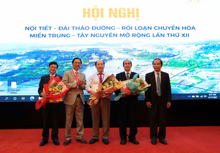 Thầy thuốc Ưu tú Nguyễn Đức Thuận xứng đáng với phần thưởng cao quý