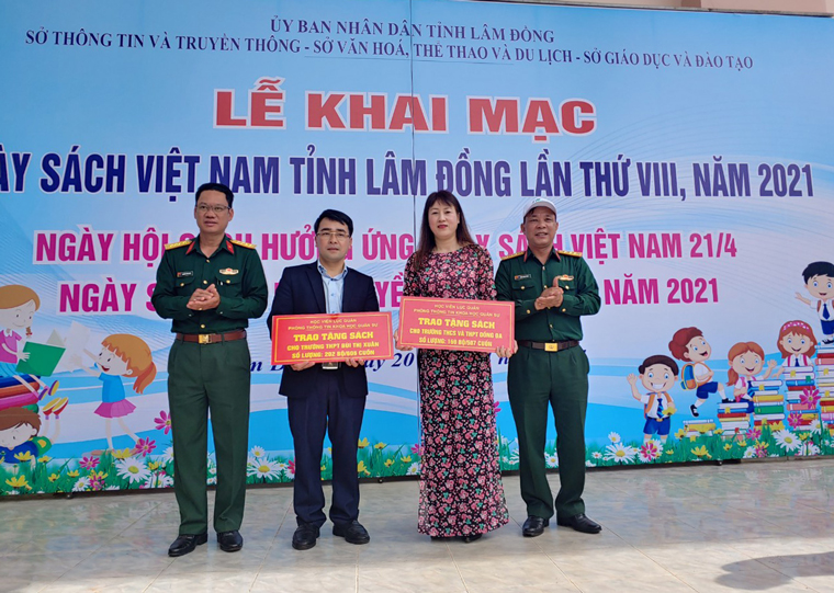 Học viện Lục quân tặng hơn 1000 bản sách cho 2 trường trung học trên địa bàn Đà Lạt