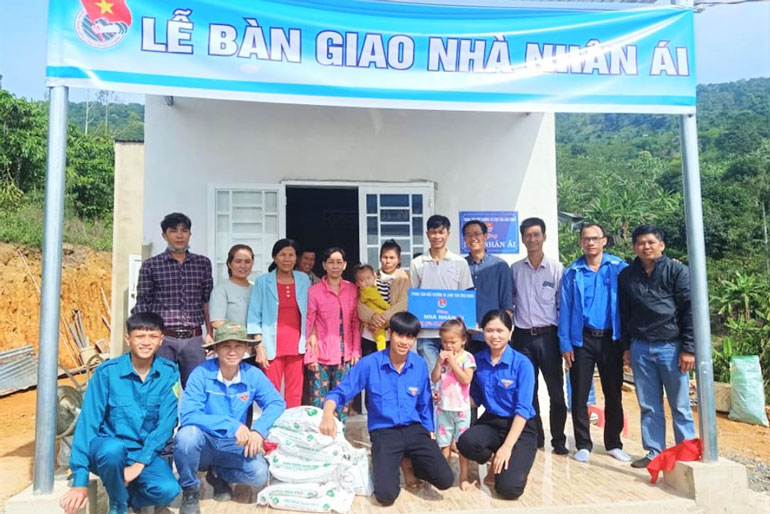 Bàn giao nhà nhân ái cho thanh niên có hoàn cảnh khó khăn