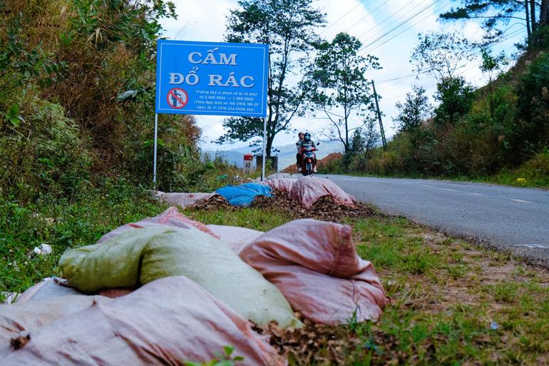 Nhiều ụ rác trên cung đường ''phượt''