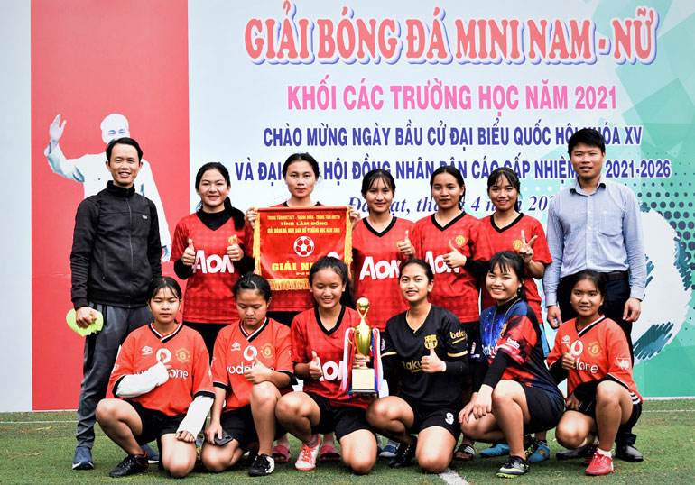 Để bóng đá nữ học đường phát triển