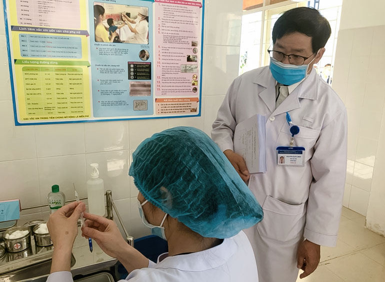 BSCKII Nguyễn Quốc Minh - Giám đốc CDC Lâm Đồng giám sát việc canh liều vắc xin trong quá trình tiêm chủng phòng Covid-19