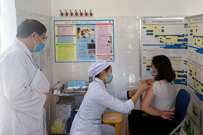 Lãnh đạo CDC Lâm Đồng kiểm tra giám sát việc tổ chức tiêm chủng vắc xin phòng Covid-19
