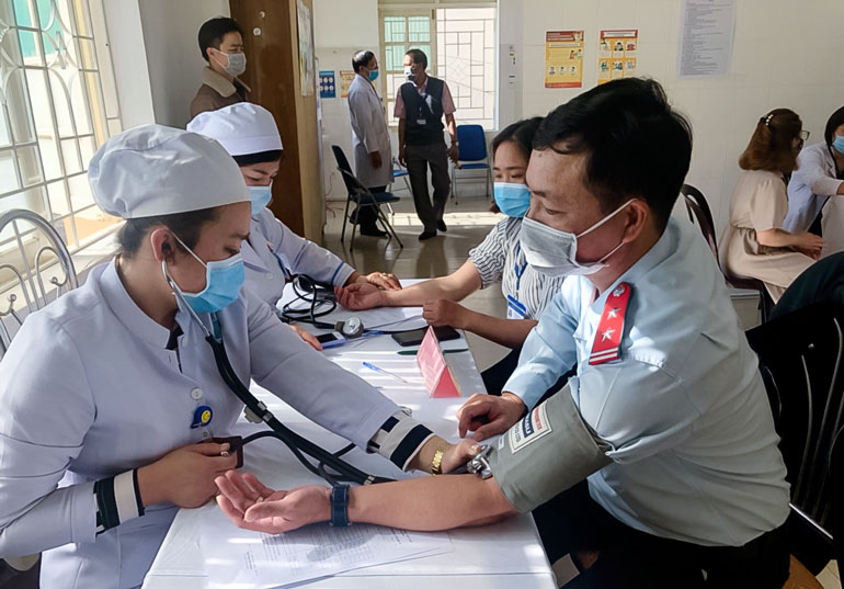 Khám sàng lọc trước khi tiêm vắc xin phòng Covid-19