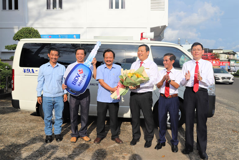 Ban Giám đốc Bệnh viện II Lâm Đồng tặng hoa cảm ơn lãnh đạo BIDV Bảo Lộc