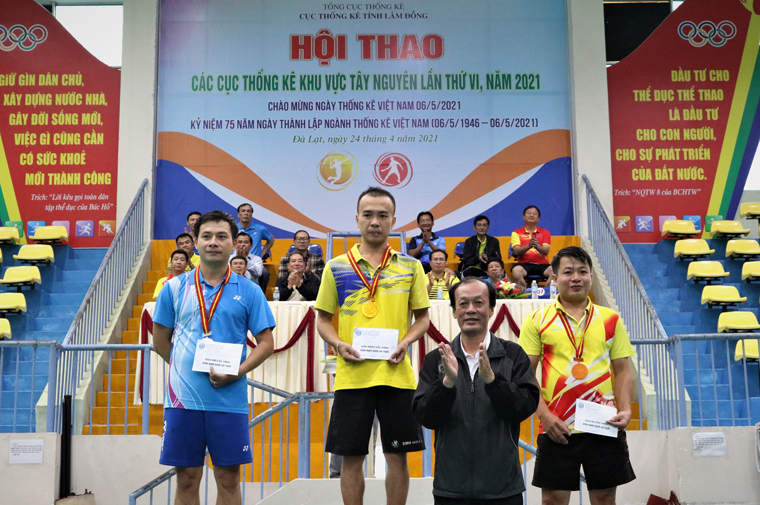Ban tổ chức trao giải cho các vận động viên đạt thành tích cao tại các nội dung thi đấu