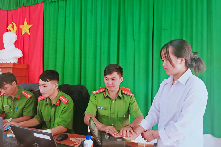 Tổ chức sinh nhật cho công dân trẻ tuổi nhất đến làm CCCD
