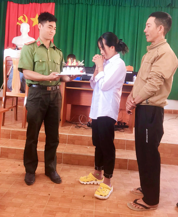 Tổ công tác tổ chức sinh nhật cho Thanh Huyền