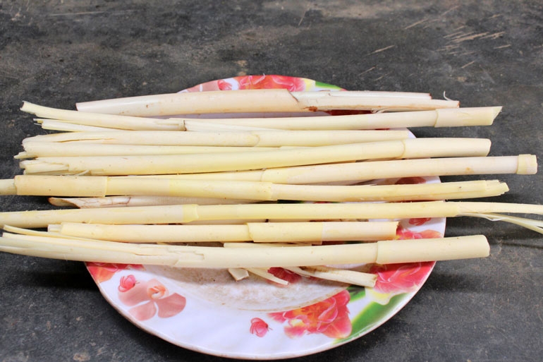 Những lõi mây trắng ngà lộ ra sau khi tách hết vỏ ngoài