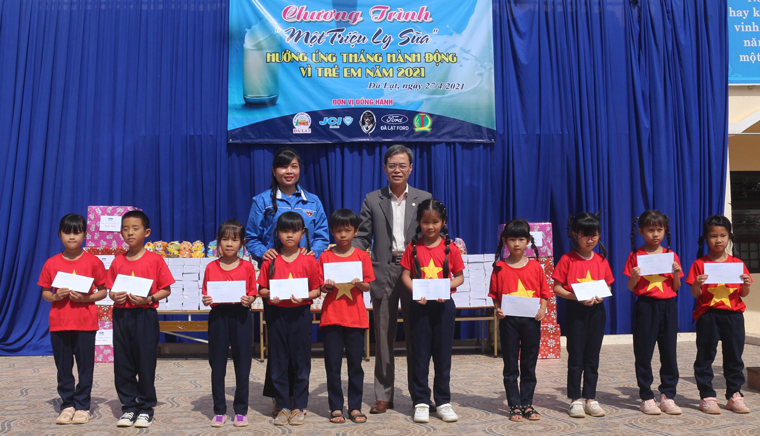 Trao quà, học bổng và cắt tóc miễn phí cho học sinh