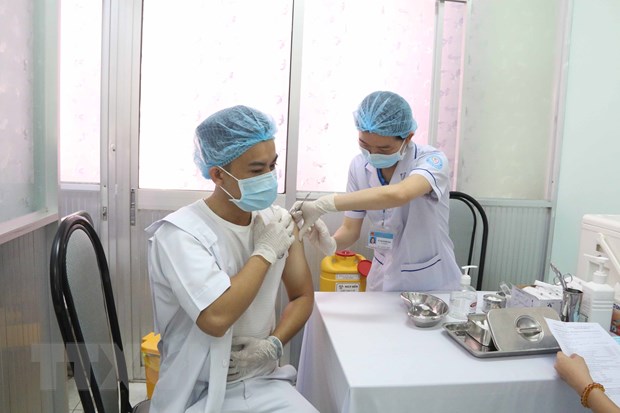 Tiêm vaccine cho nhân viên y tế tại Trà Vinh. (Ảnh: Thanh Hòa/TTXVN)