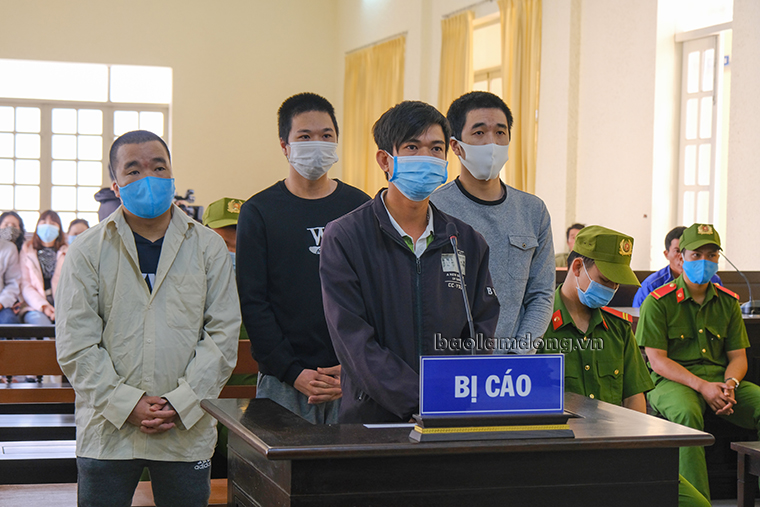4 bị cáo giết người, gây rối trật tự công cộng lãnh án tù