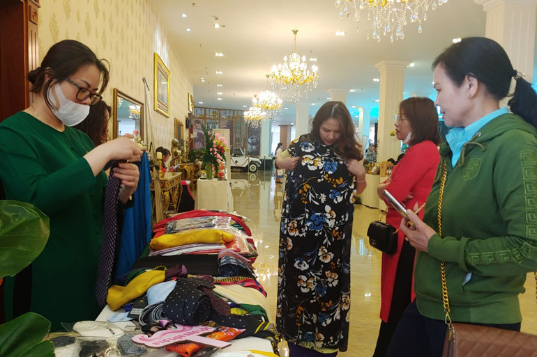 Các gian hàng giới thiệu thương hiệu nông sản: Chuối Laba Đạ K’Nàng, Tơ lụa Bảo Lộc, Sầu riêng Đạ Huoai, Cà phê Di Linh, Rượu cần Langbiang...