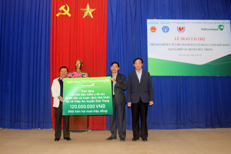 Trao tặng 745 thẻ BHYT cho người dân có hoàn cảnh khó khăn