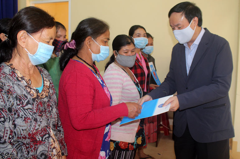 Ông Nguyễn Văn Chiểu – Giám đốc Ngân hàng Thương mại cổ phần Ngoại thương Việt Nam chi nhánh Lâm Đồng, trao tặng thẻ BHYT cho người dân xã Hiệp An
