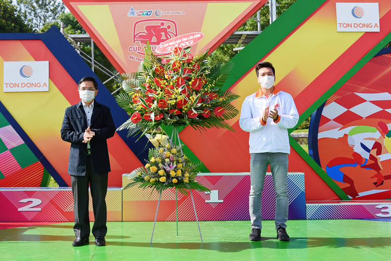 Tay đua Nguyễn Tấn Hoài - Dược Domesco Đồng Tháp cán đích đầu tiên chặng đua quanh hồ Xuân Hương - Đà Lạt
