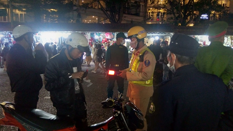 Trong đêm nhắc nhở gần 100 trường hợp không đeo khẩu trang tại chợ đêm Đà Lạt