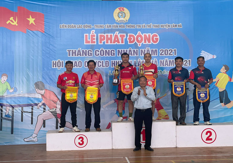 Trao giải cho các VĐV ở môn bóng bàn nội dung đôi nam