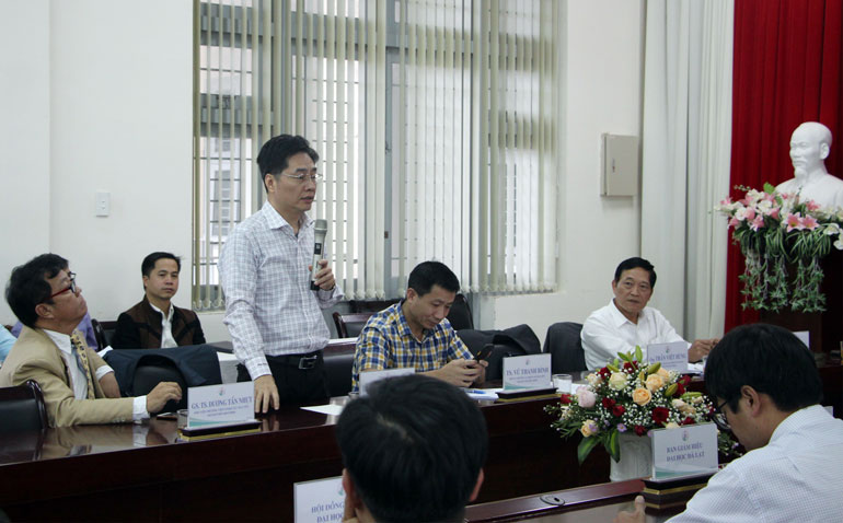Các đại biểu thảo luận