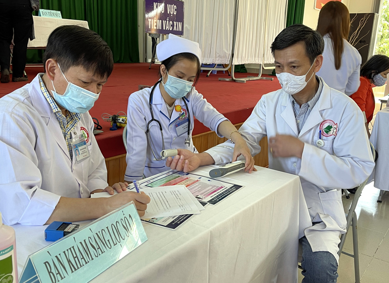 Khám sàng lọc trước khi tiêm vắc xin
