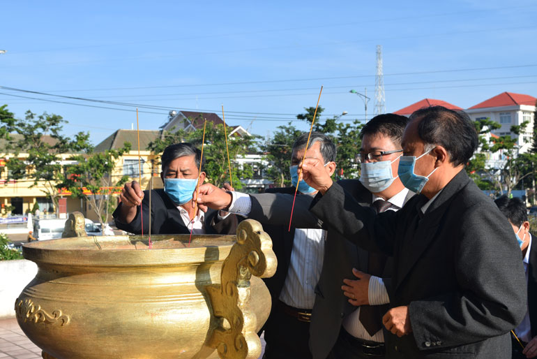 Các địa phương tổ chức lễ viếng các anh hùng liệt sĩ