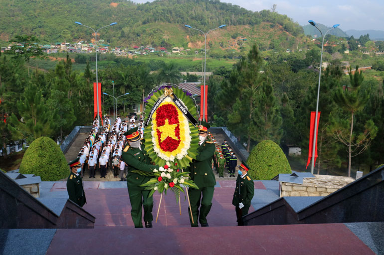 Dâng vòng hoa tưởng nhớ các anh hùng liệt sỹ tại Đài Liệt sỹ Đạ Tẻh