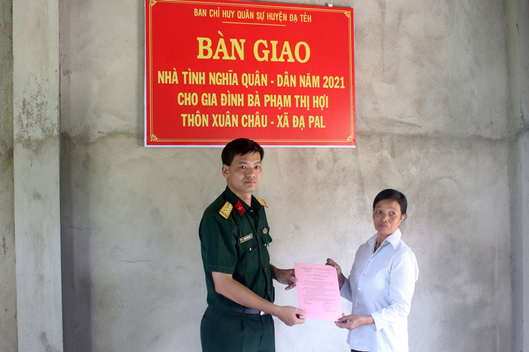 Bàn giao nhà tình nghĩa quân - dân cho gia đình có tân binh nhập ngũ