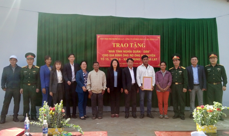 Bàn giao nhà tình nghĩa quân - dân tại Đà Lạt
