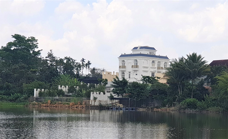 Buộc tháo dỡ biệt thự xây dựng không phép lấn hành lang hồ Nam Phương 1