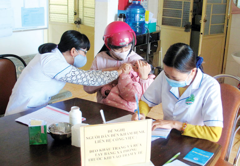 Khám bệnh cho người dân