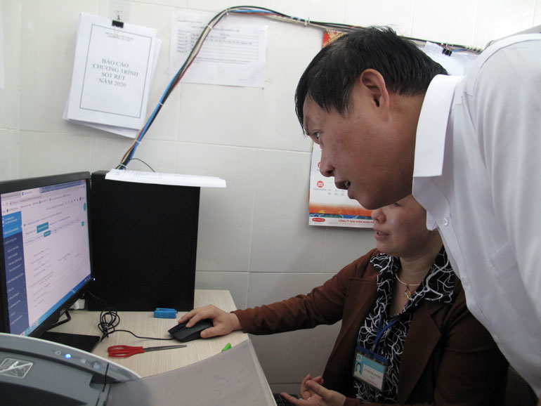 Thứ trưởng Bộ Y tế Đỗ Xuân Tuyên kiểm tra công tác quản lý Hồ sơ sức khỏe điện tử tại Trạm Y tế xã Tân Văn (Lâm Hà)