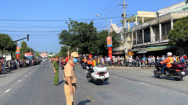 CSGT Trạm Mađaguôi và Công an huyện Đạ Huoai đang túc trực tại thị trấn Mađaguôi đảm bảo an toàn cho đoàn đua đi qua