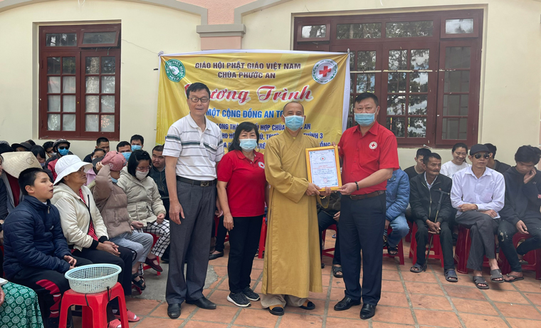 Hơn 110 triệu đồng quà tặng cho người khuyết tật, bệnh nhân nghèo