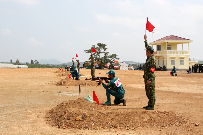 Ngoài bộ đội thường trực, lực lượng dân quân tự vệ với phần nhiều là con em các DTTS tham gia nội dung bắn súng ba tư thế với nhiều thành tích cao
