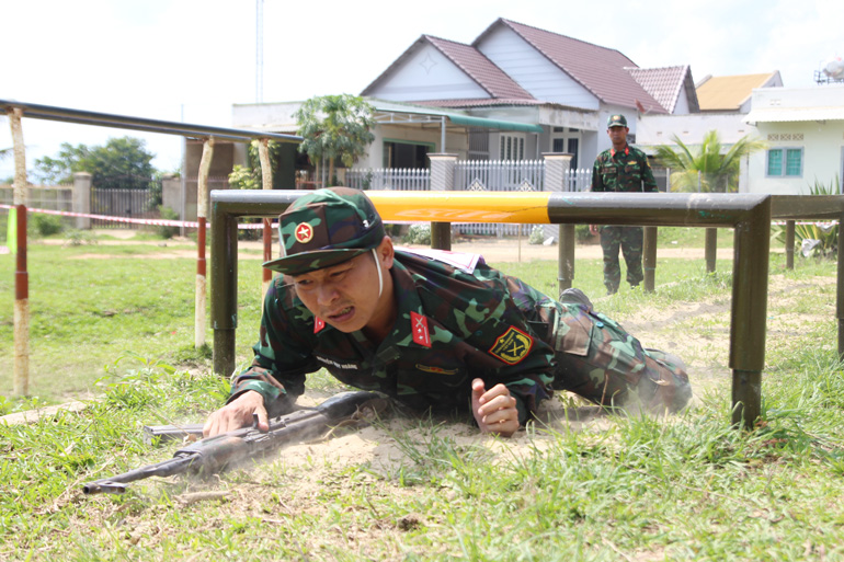 Vượt chướng ngại vật K16 - một trong những nội dung rất nặng ở hội thao