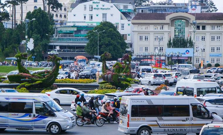  Khu vực vòng xuyến trước Chợ đêm Đà Lạt, phương tiện thường xuyên di chuyển khó khăn từ chiều 30/4 và sáng 1/5