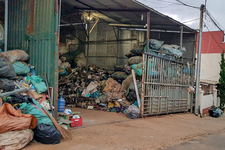 Mệt mỏi với tiếng ồn, bụi bặm từ cơ sở tập kết ve chai, cát đá