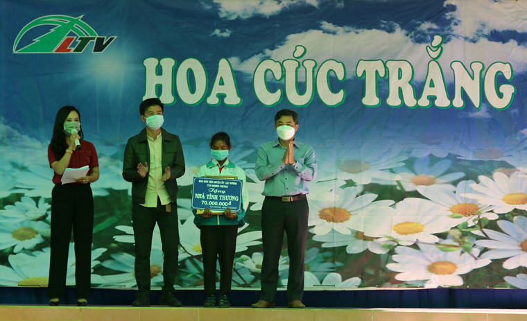 Gần 190 triệu đồng hỗ trợ học sinh khó khăn