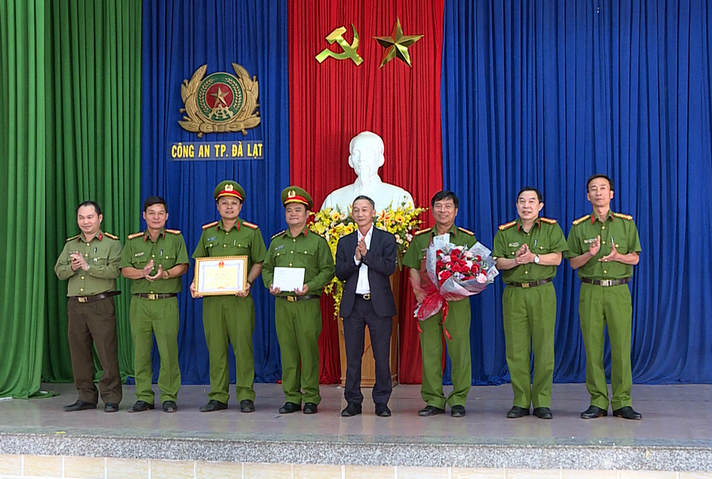 Đồng chí Trần Văn Hiệp - Chủ tịch UBND tỉnh Lâm Đồng tặng bằng khen và tiền thưởng cho Đội Cảnh sát Hình sự, Công an TP Đà Lạt