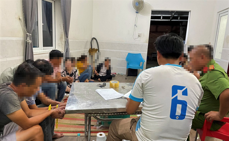 Bắt quả tang 8 nam, nữ lập sòng bạc trong nhà nghỉ