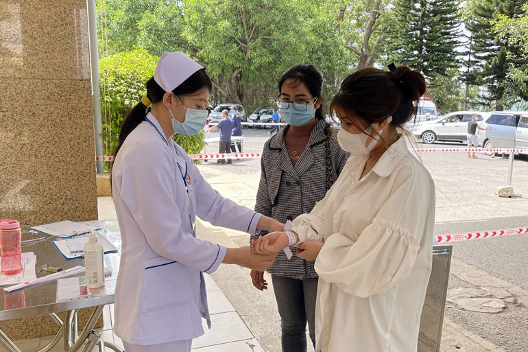Bệnh nhân được đeo vòng tay đã sàng lọc thông tin Covid-19