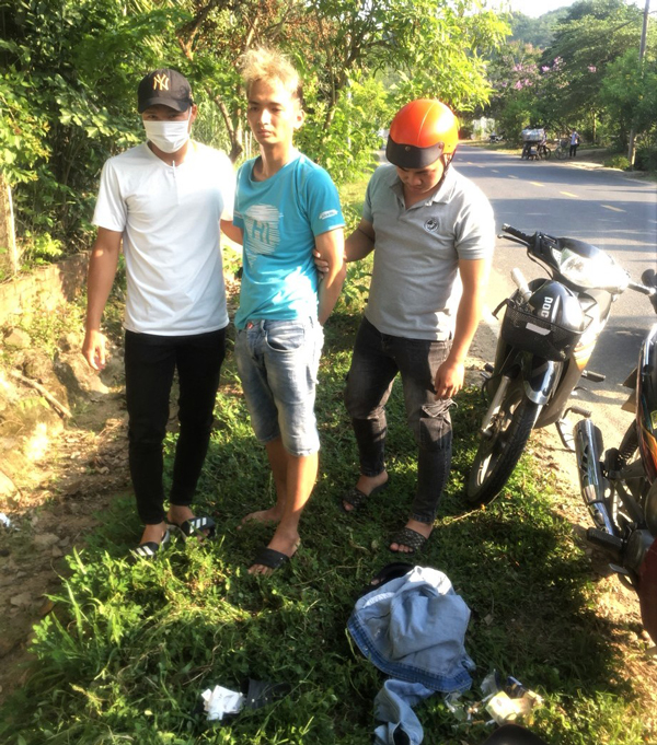 Bị bắt quả tang khi đang mua ma túy về sử dụng