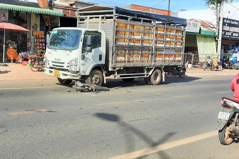 Xe tải cuốn xe máy vào gầm, người đàn ông tử vong tại chỗ