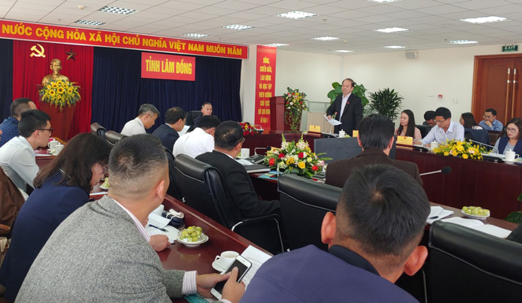 Đồng chí Nguyễn Viết Vân báo cáo kết quả hoạt động của ngành